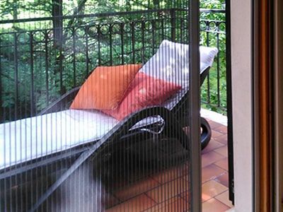 Лучшие москитные сетки на дверь: как выбрать безопасную и комфортную защиту от насекомых