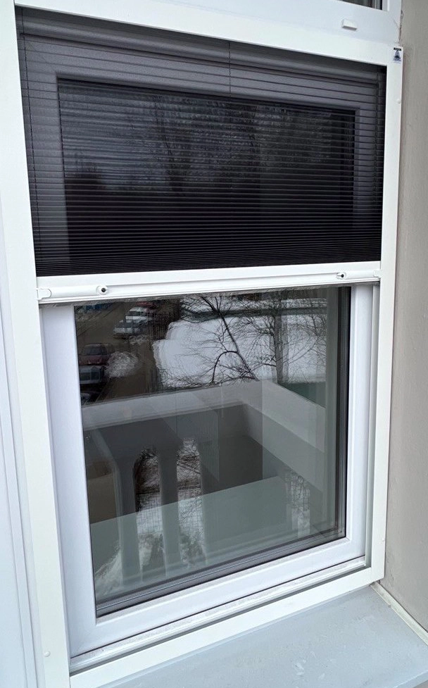 Сетка плиссе сверху вниз на окне