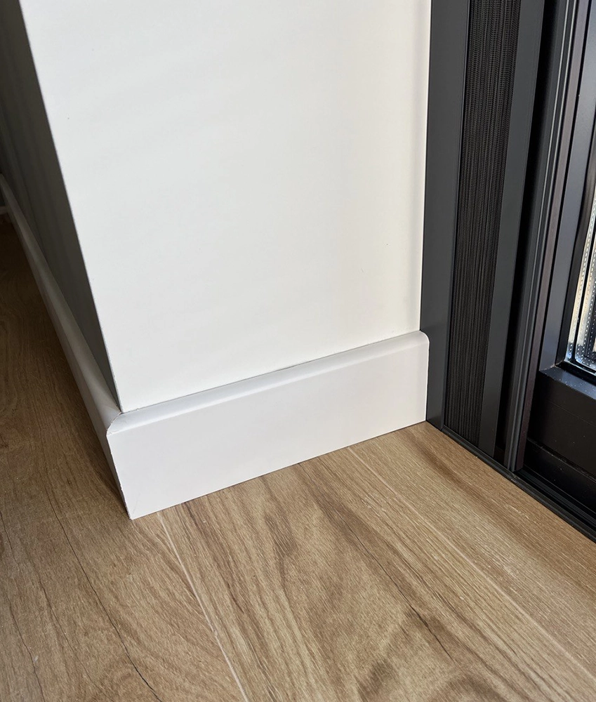 Сетка плиссе на входную дверь рядом с декоративным плинтусом