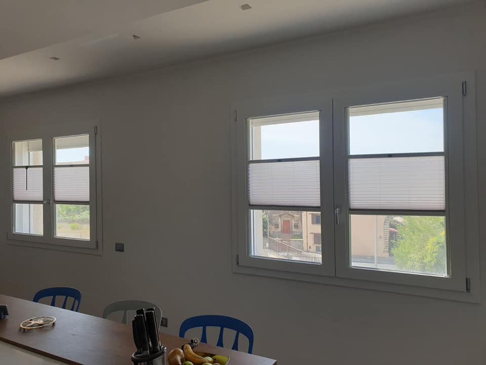 Шторы плиссе на окнах