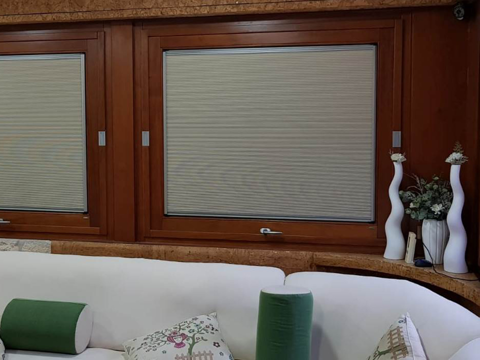 Шторы плиссе на деревянных окнах