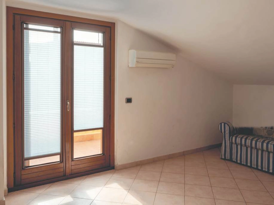 Шторы плиссе на деревянных дверях