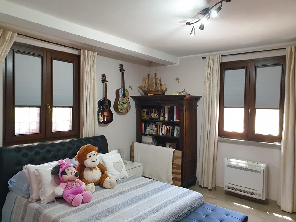 Шторы плиссе blackout на окнах