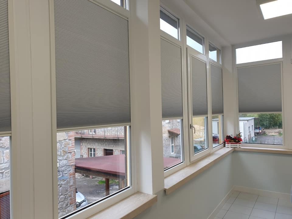 Шторы плиссе на окнах