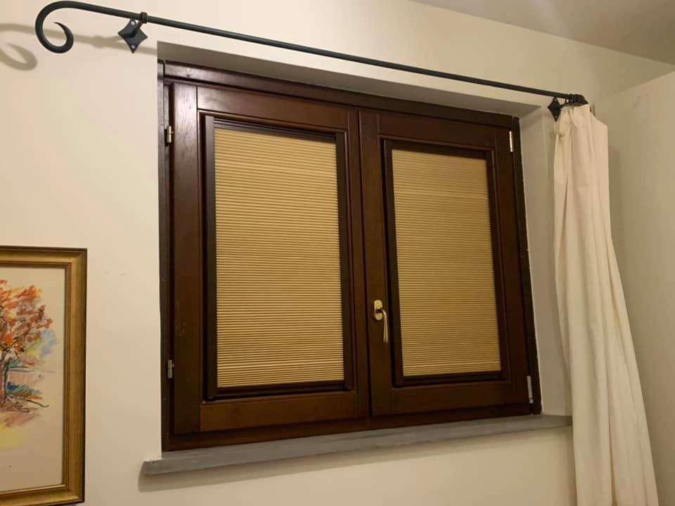 Шторы плиссе блэкаут на деревянном окне