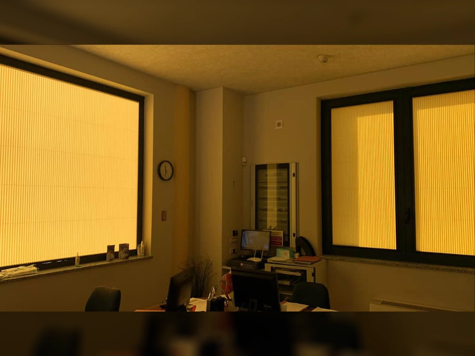 Жёлтая штора плиссе