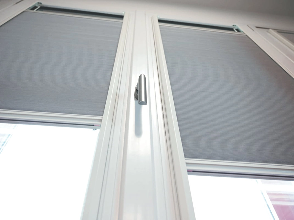 Серые шторы плиссе