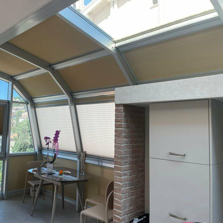 Штора на мансардное окно