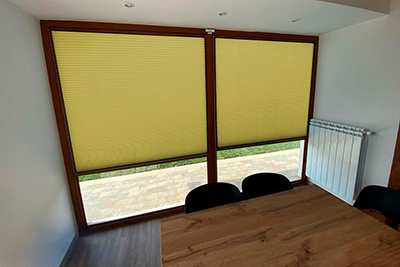 Светло-желтая штора