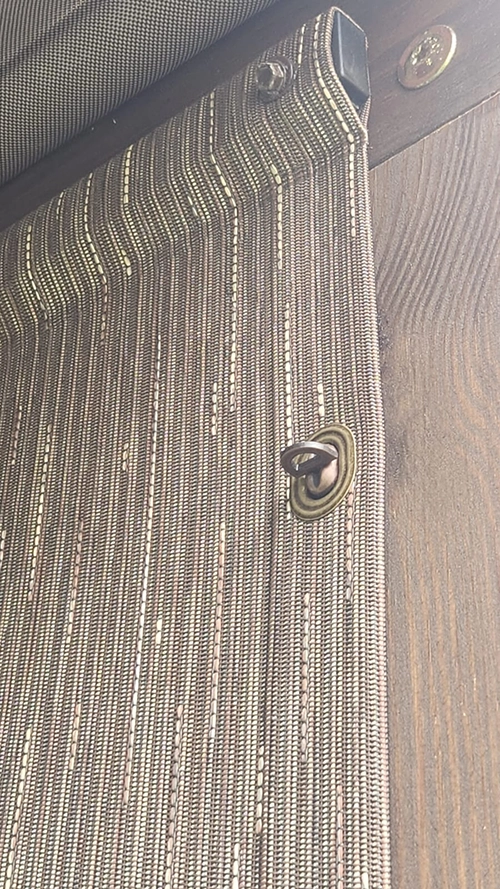 Крепление защитной шторы на замки