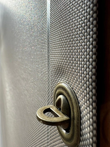Фурнитура защитной шторы крупным планом