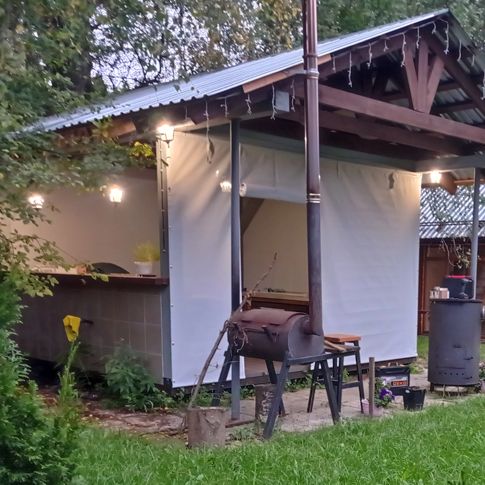 Защитная штора на беседке с мангальной зоной