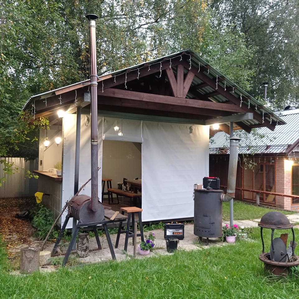 Защитная штора на беседке с мангальной зоной