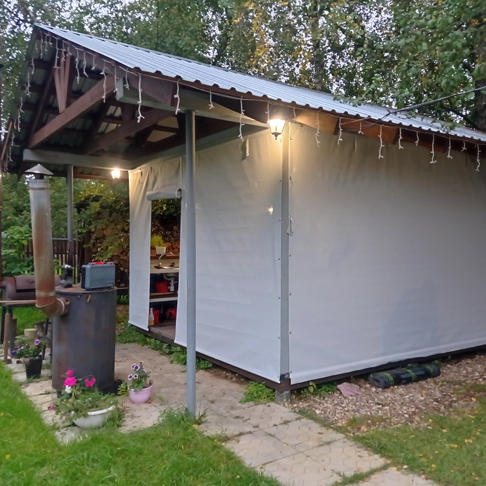 Защитная штора на беседке с мангальной зоной
