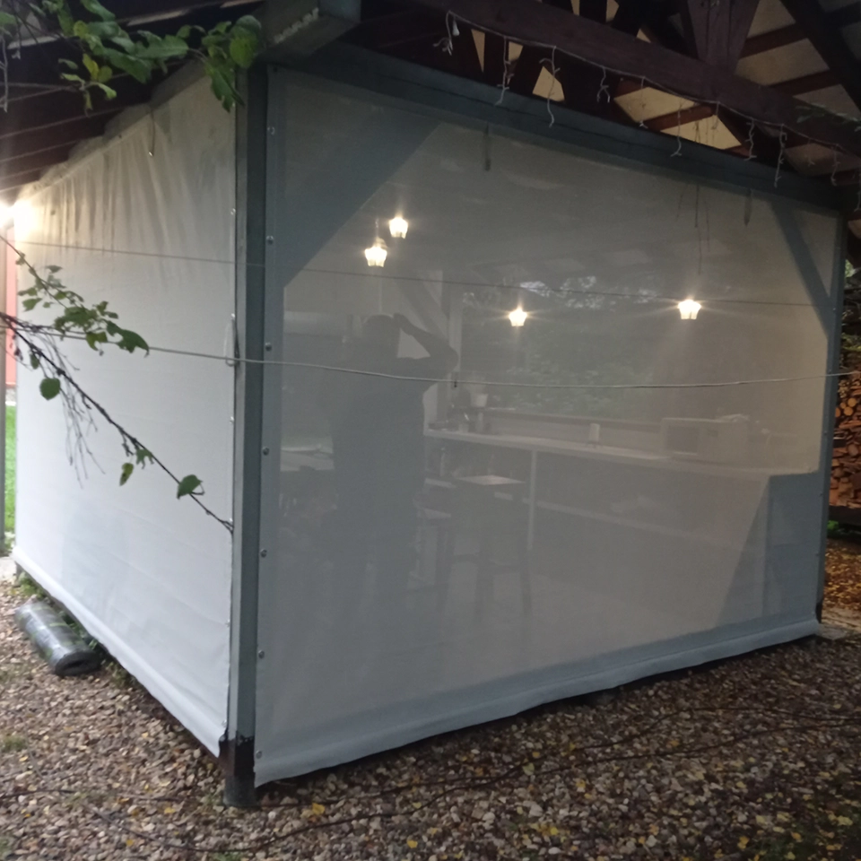 Защитная штора на беседке с мангальной зоной