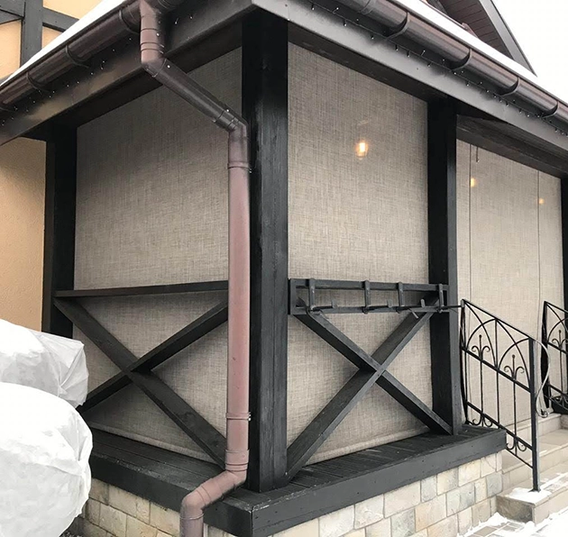 Защитная штора на беседке - монтаж изнутри