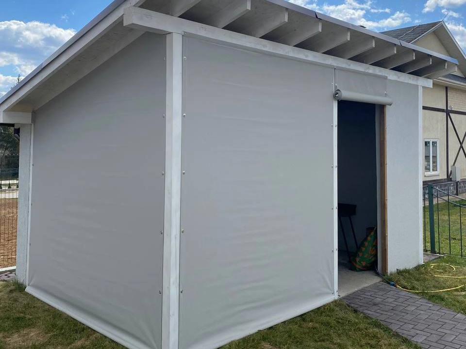 Светло-серые защитные шторы на беседке