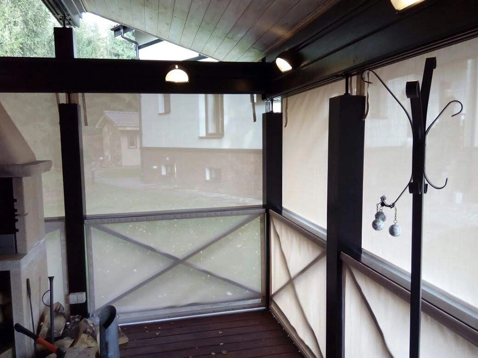 Вид через защитные шторы на террасе