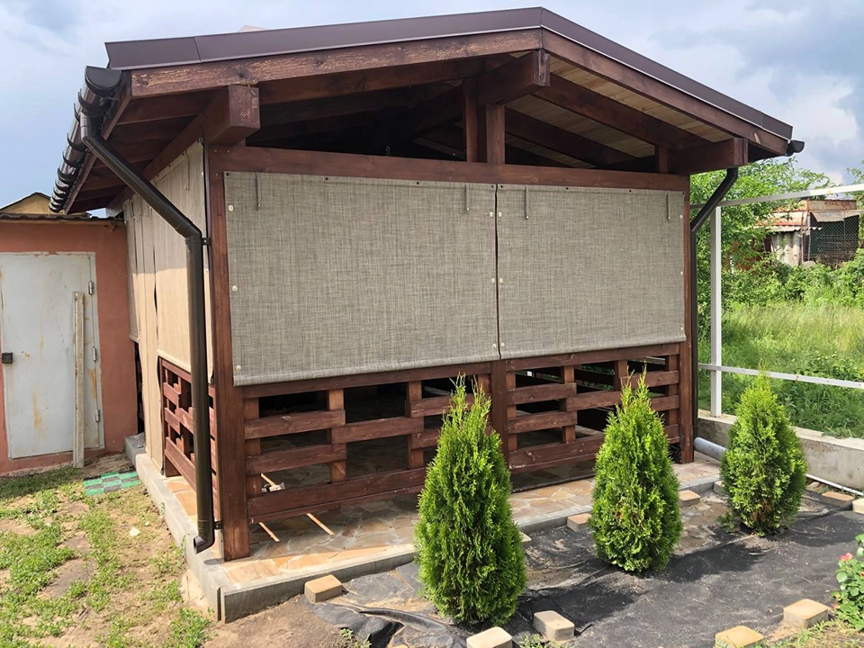 Бежевые защитные шторы на деревянной беседке