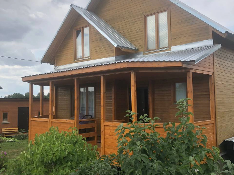 Защитные шторы подняты на веранде