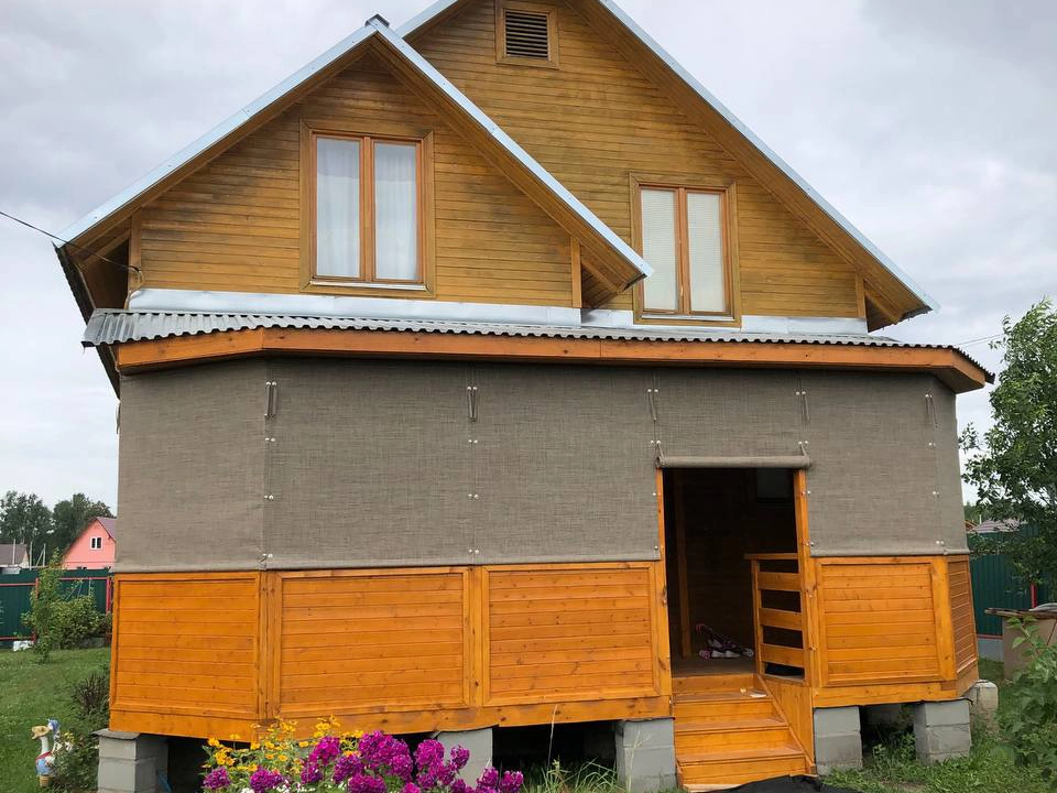 Защитные шторы на деревянном доме