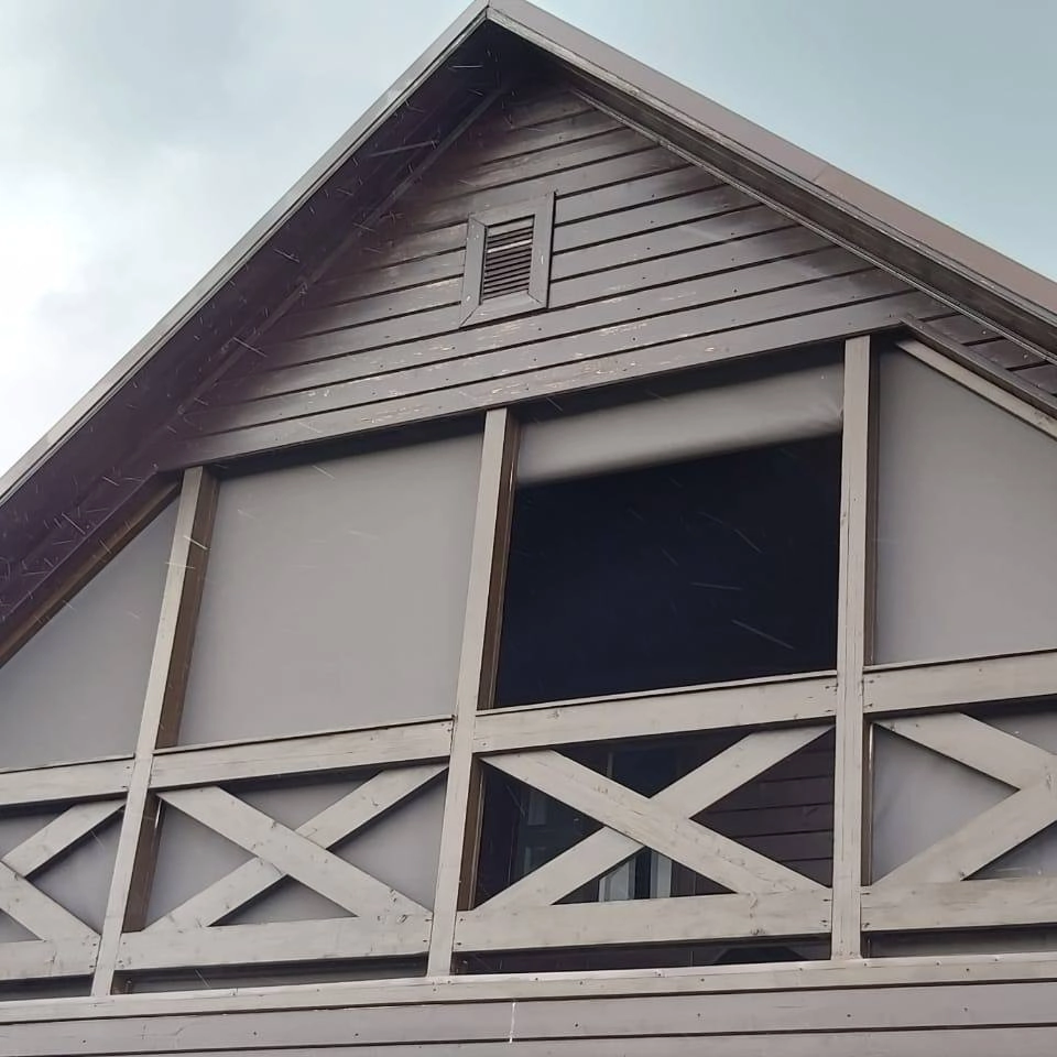 Темно-серые защитные шторы на доме