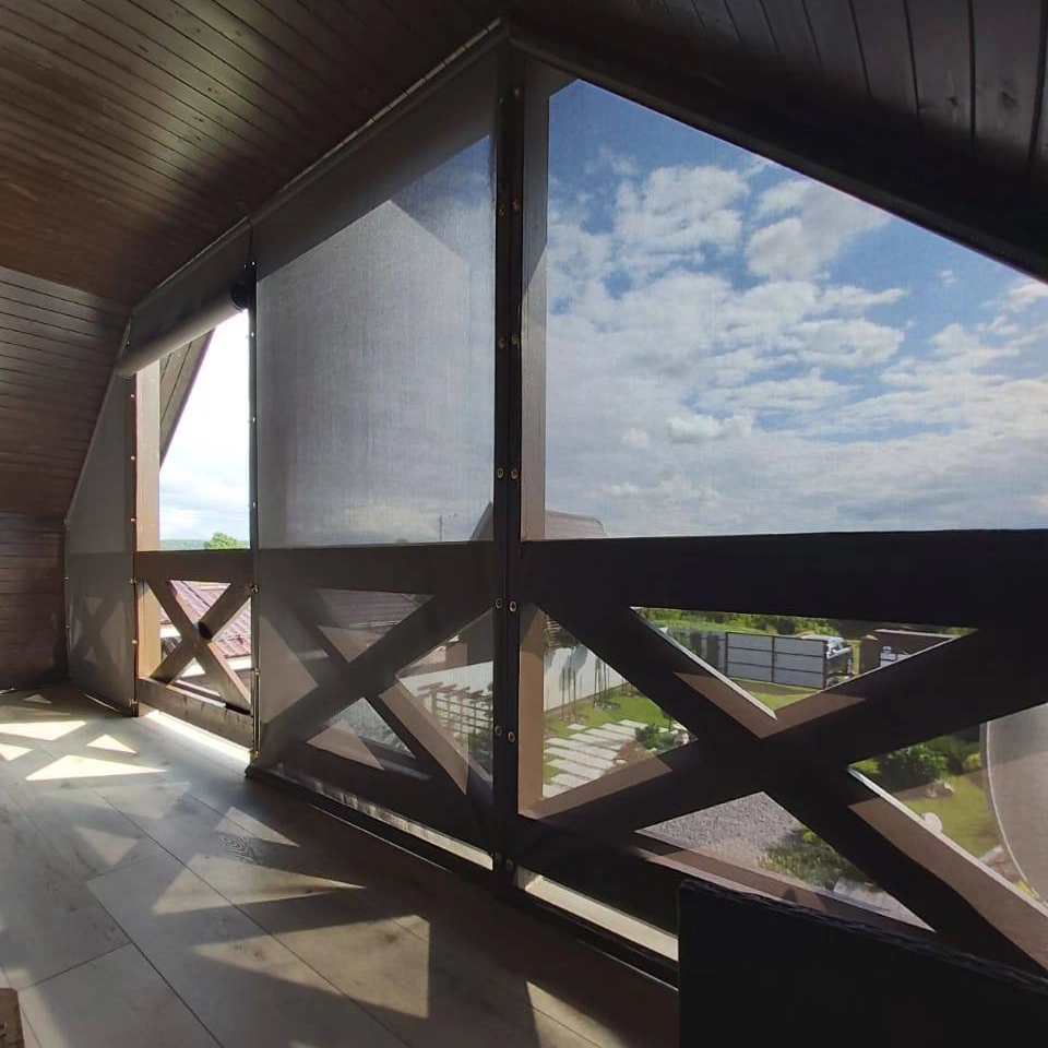 Вид через защитные шторы на террасе