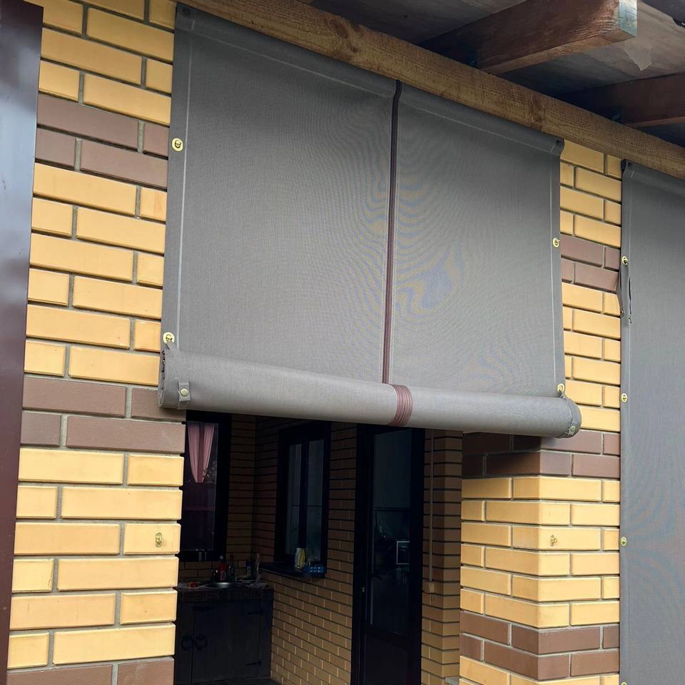 Поднятая защитная штора