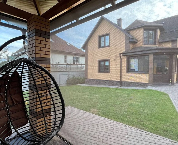 Защитная штора на беседке - вид изнутри