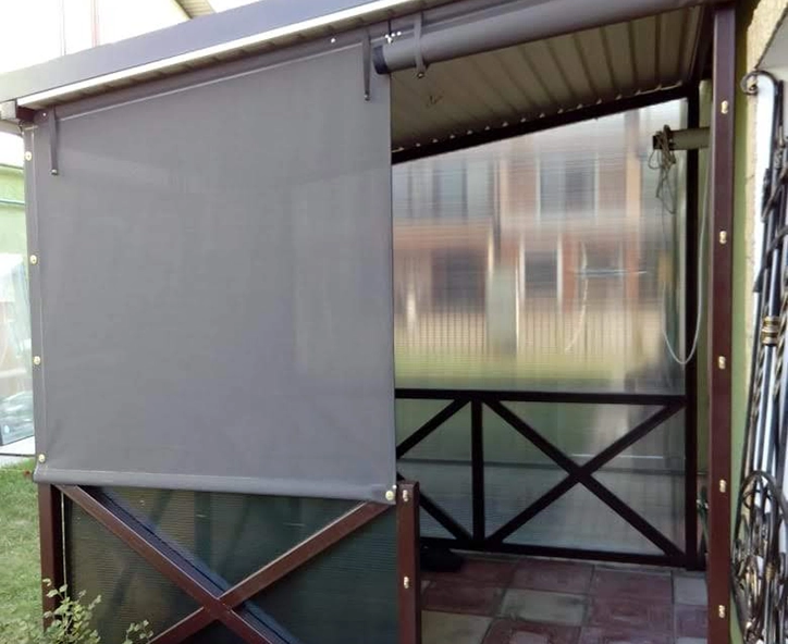Защитная штора на беседке