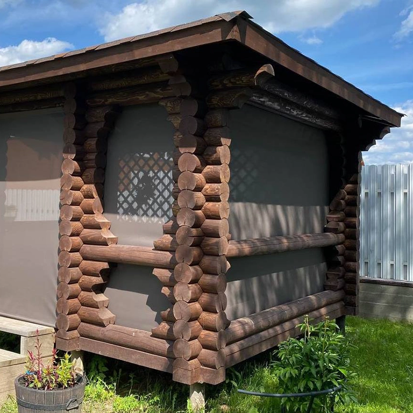 Защитные шторы на деревянной беседке