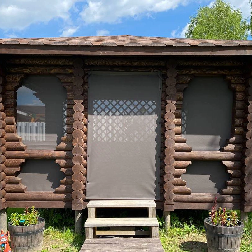 Защитные шторы на деревянной беседке
