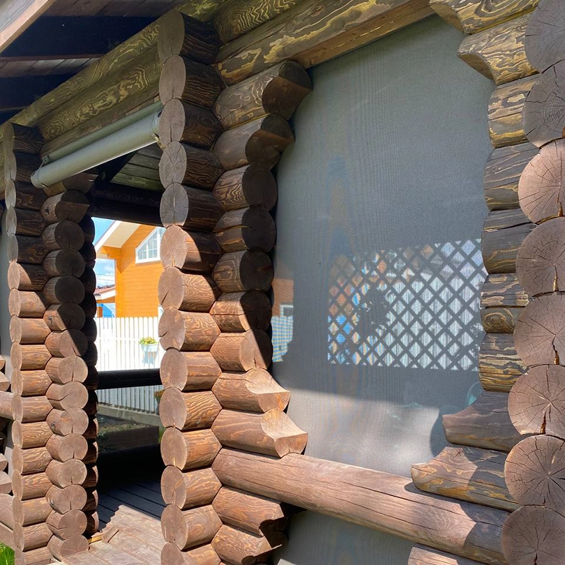 Защитные шторы на деревянной беседке