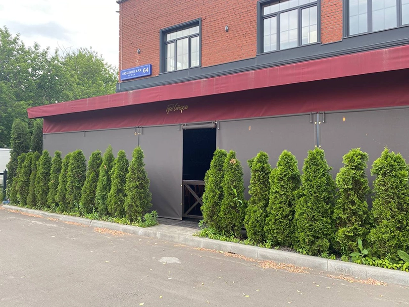 Защитные шторы в летнем кафе