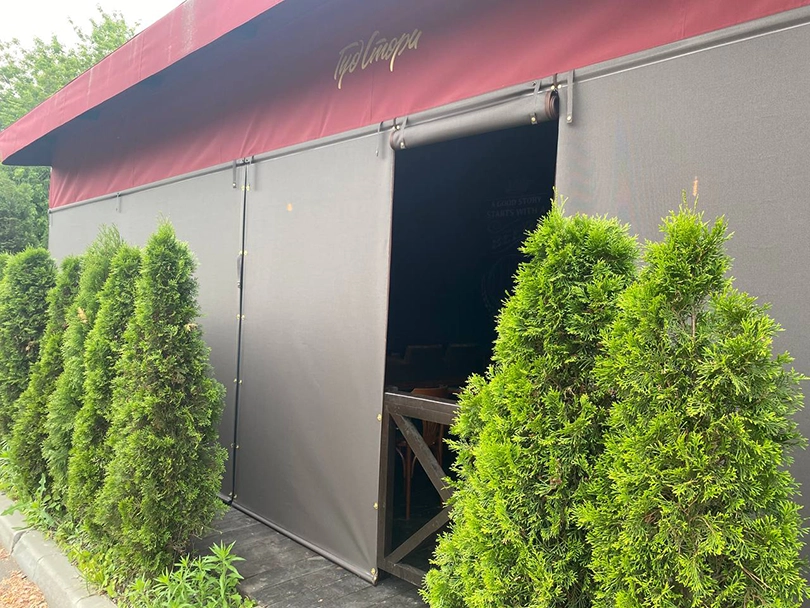 Защитные шторы в летнем кафе