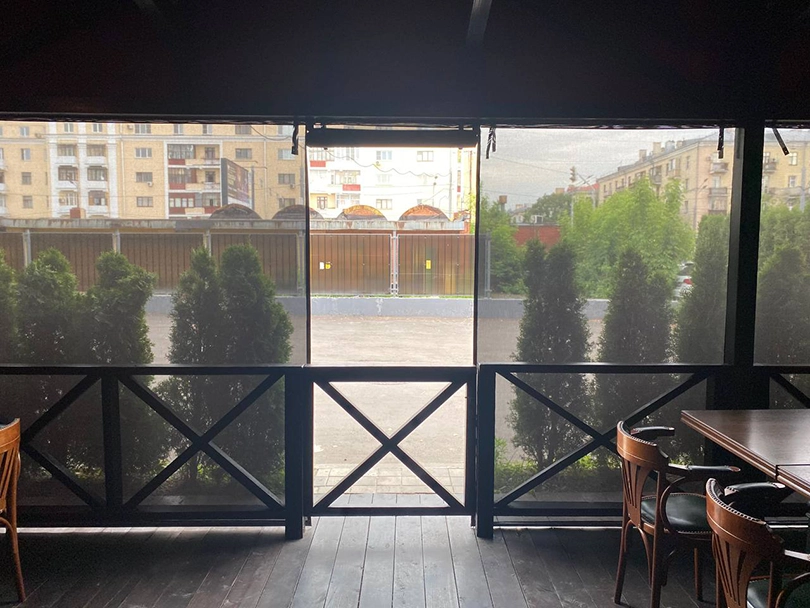 Защитные шторы в летнем кафе