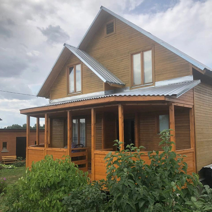 Открытые защитные шторы на террасе