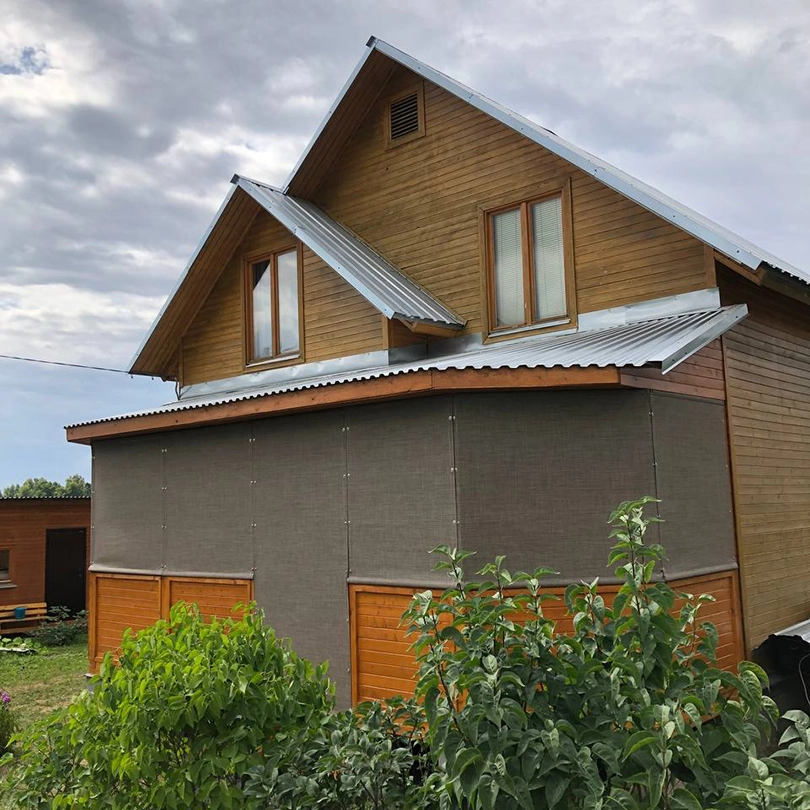 Закрытые защитные шторы на террасе