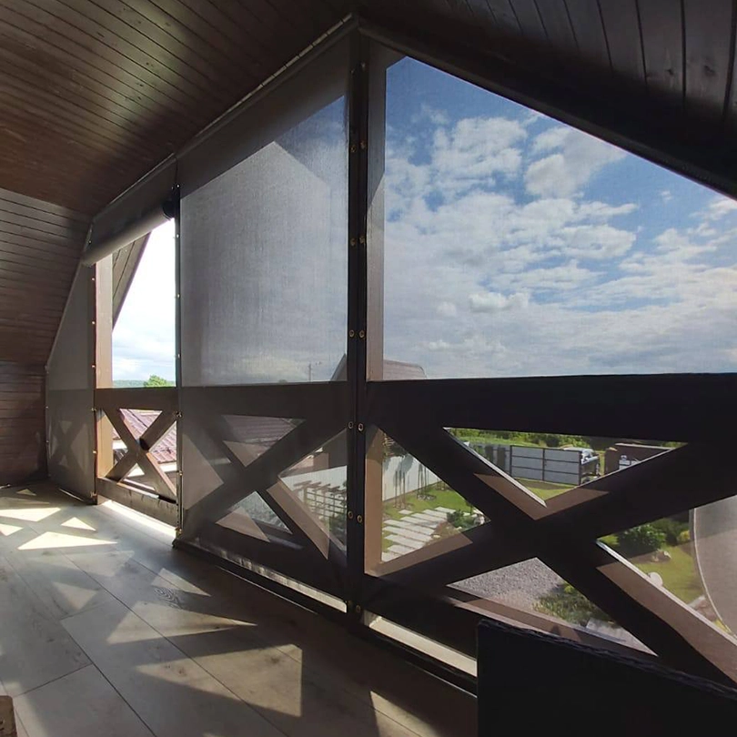 Вид через защитные шторы на веранде