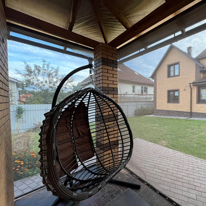 Вид через защитные шторы на веранде