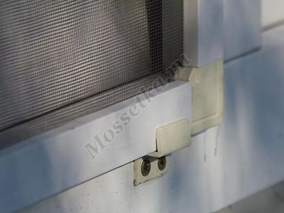 Некачественные пластиковые Z-образные крепления москитной сетки
