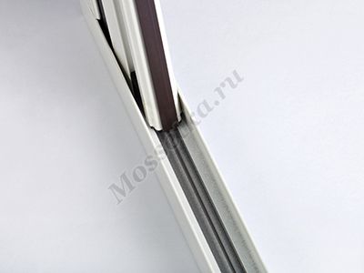 Паз для грязи и пыли на москитной сетке плиссе