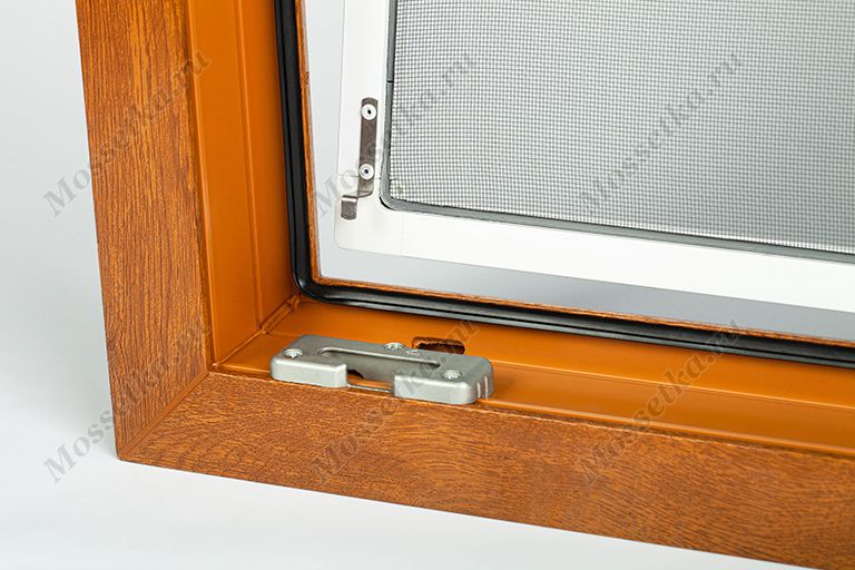 Установки рамочной москитной сетки на внутренние зацепы