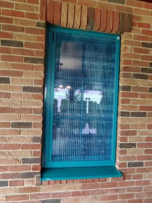 Сетка плиссе c профилем синего цвета