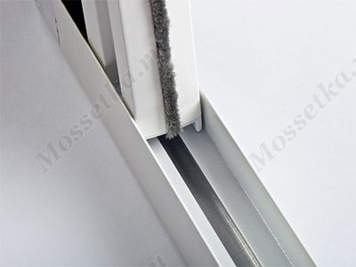 Паз для удаления грязи на москитной сетке плиссе