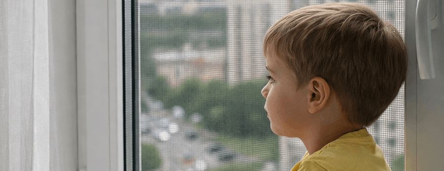 Какую опасность несут москитные сетки для детей и есть ли безопасные «москитки»